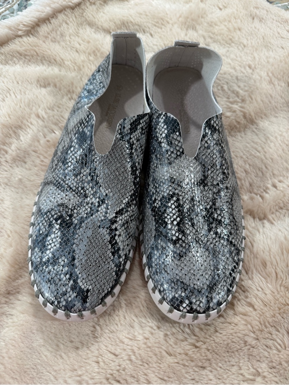 Ilse Jacobsen Gray Snake-Print Slip-On Flats